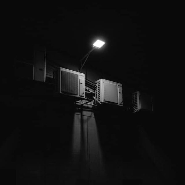 Quelles sont les étapes pour installer un éclairage extérieur solaire avec télécommande et détecteur de mouvement ?