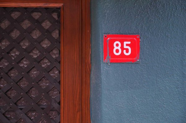 Les bénéfices et utilités des plaques de numéro de maison