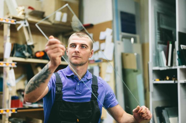 Vitrier en Normandie : comment il assure un travail de qualité ?