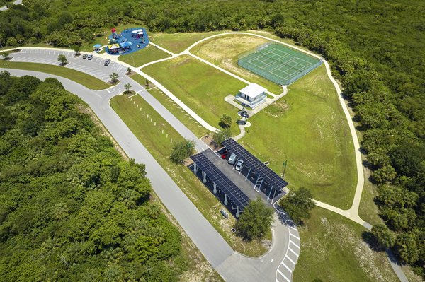 Carport en bois solaire : quels sont les principaux avantages à retenir ?